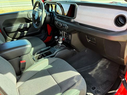 Used 2024 Jeep Wrangler Unlimited Sport image 17