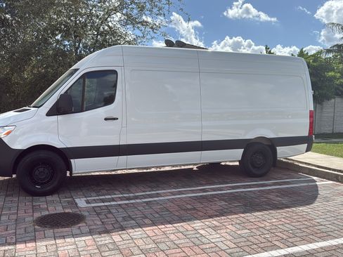 Used 2025 Mercedes-Benz Sprinter 2500 image 4