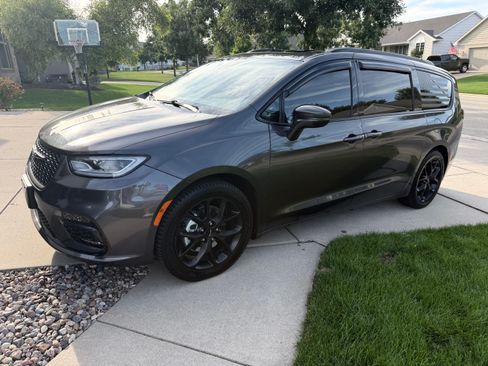Used 2022 Chrysler Pacifica Touring-L w/ S Appearance Package FWD image 2