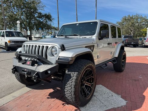 Used 2022 Jeep Wrangler Unlimited Sahara w/ Cold Weather Group image 5