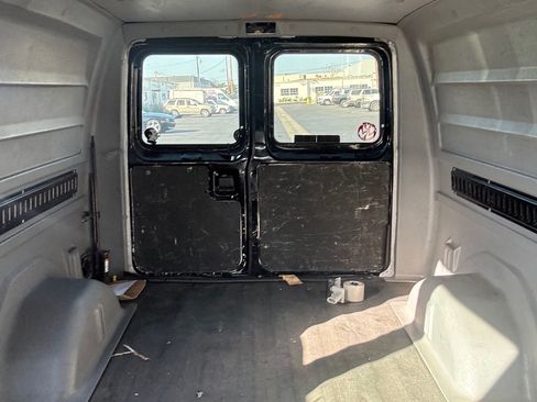 Used 2009 Ford E-150 and Econoline 150 Van 3D image 11