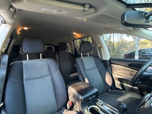 Used 2019 Nissan Pathfinder SV image 8