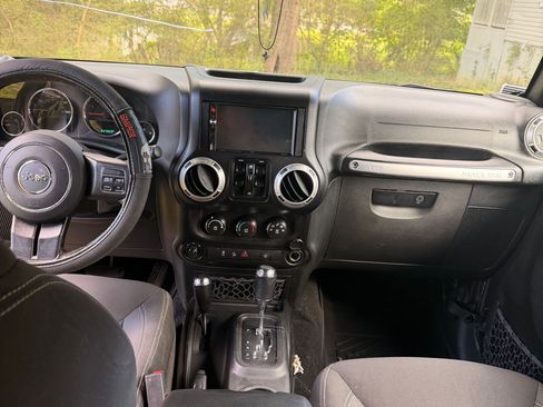 Used 2017 Jeep Wrangler Unlimited Sahara AWD/4WD image 15