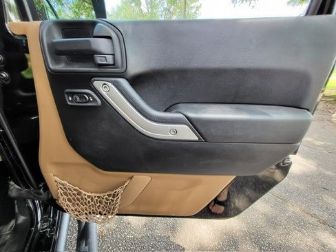Used 2012 Jeep Wrangler Sahara w/ Connectivity Group AWD/4WD image 18