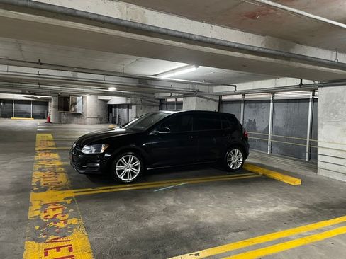 Used 2015 Volkswagen Golf TDI SE FWD image 2