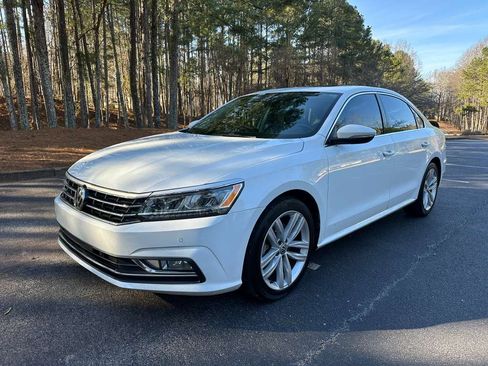 Used 2018 Volkswagen Passat 2.0T SE image 1