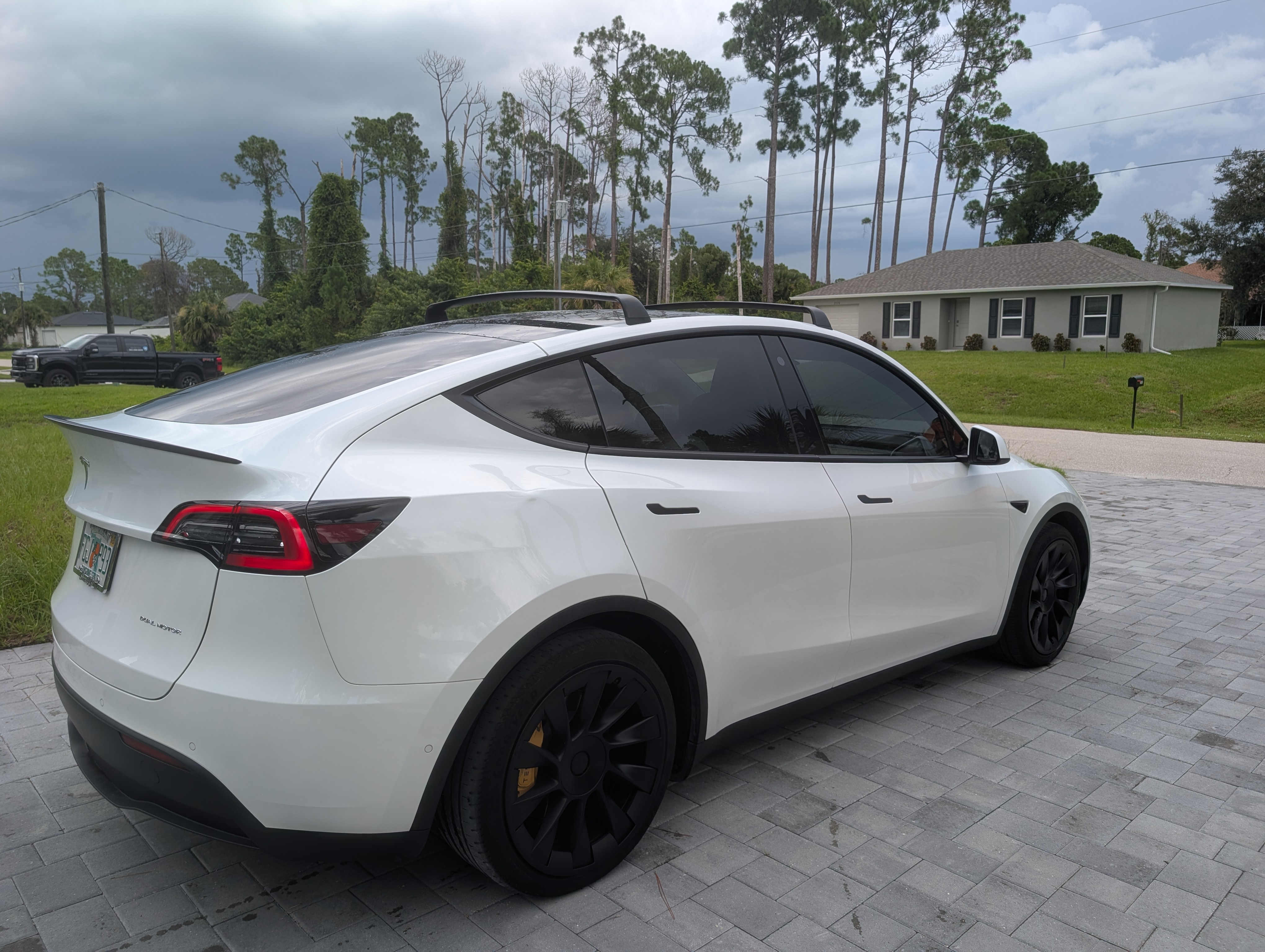 Used 2022 Tesla Model Y Long Range AWD/4WD image 2
