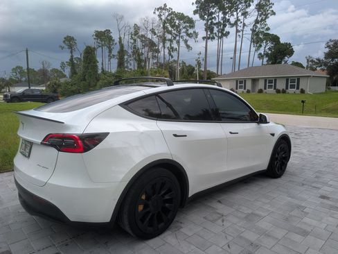 Used 2022 Tesla Model Y Long Range AWD/4WD image 2