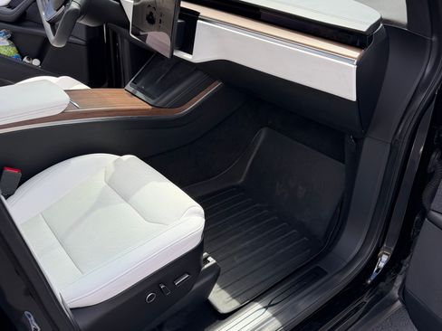 Used 2022 Tesla Model X image 4