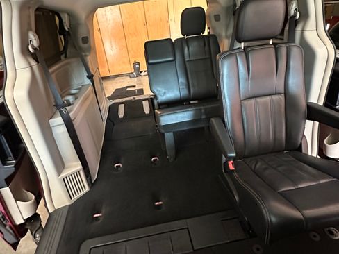 Used 2013 Chrysler Town & Country Touring FWD image 15