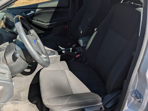 Used 2018 Ford Focus SEL w/ Cold Weather Package FWD image 6