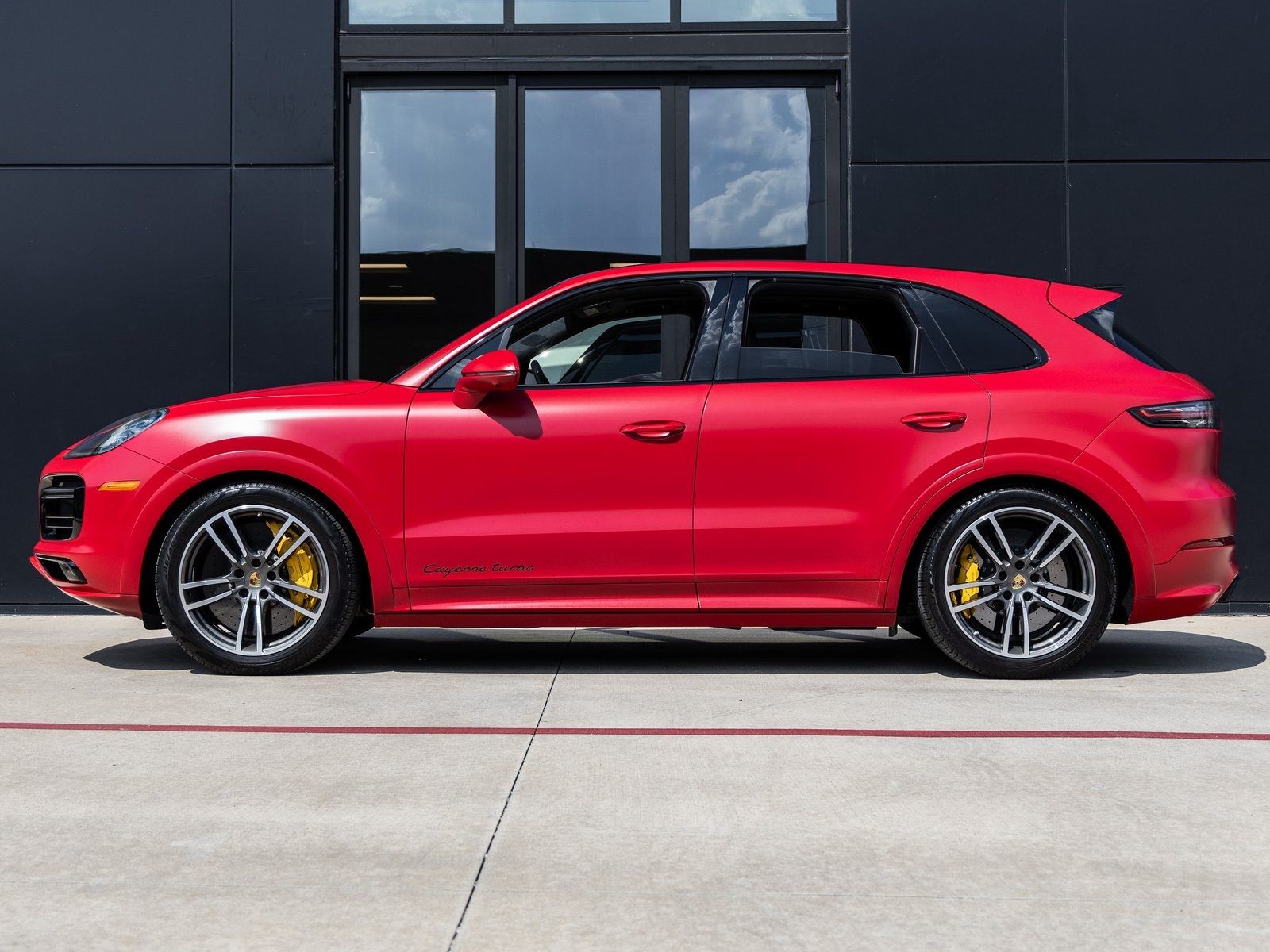 Used 2021 Porsche Cayenne Turbo AWD/4WD image 2