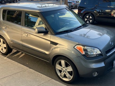 Used 2010 Kia Soul ! FWD image 2