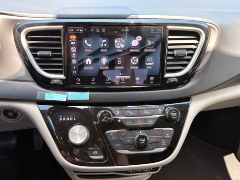 Used 2021 Chrysler Pacifica Touring-L FWD image 11