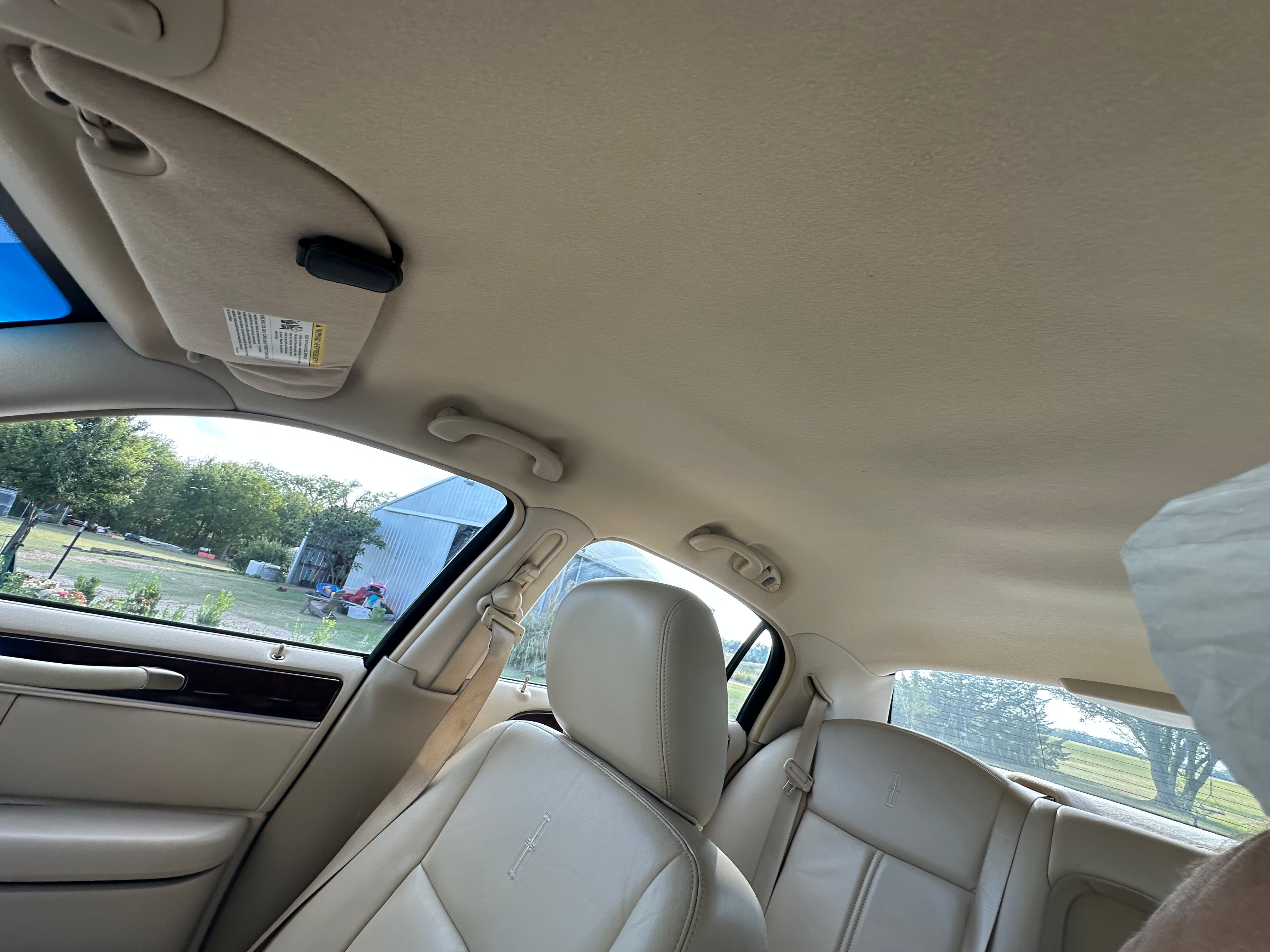 Used 2011 Lincoln Town Car Signature Limited RWD image 17