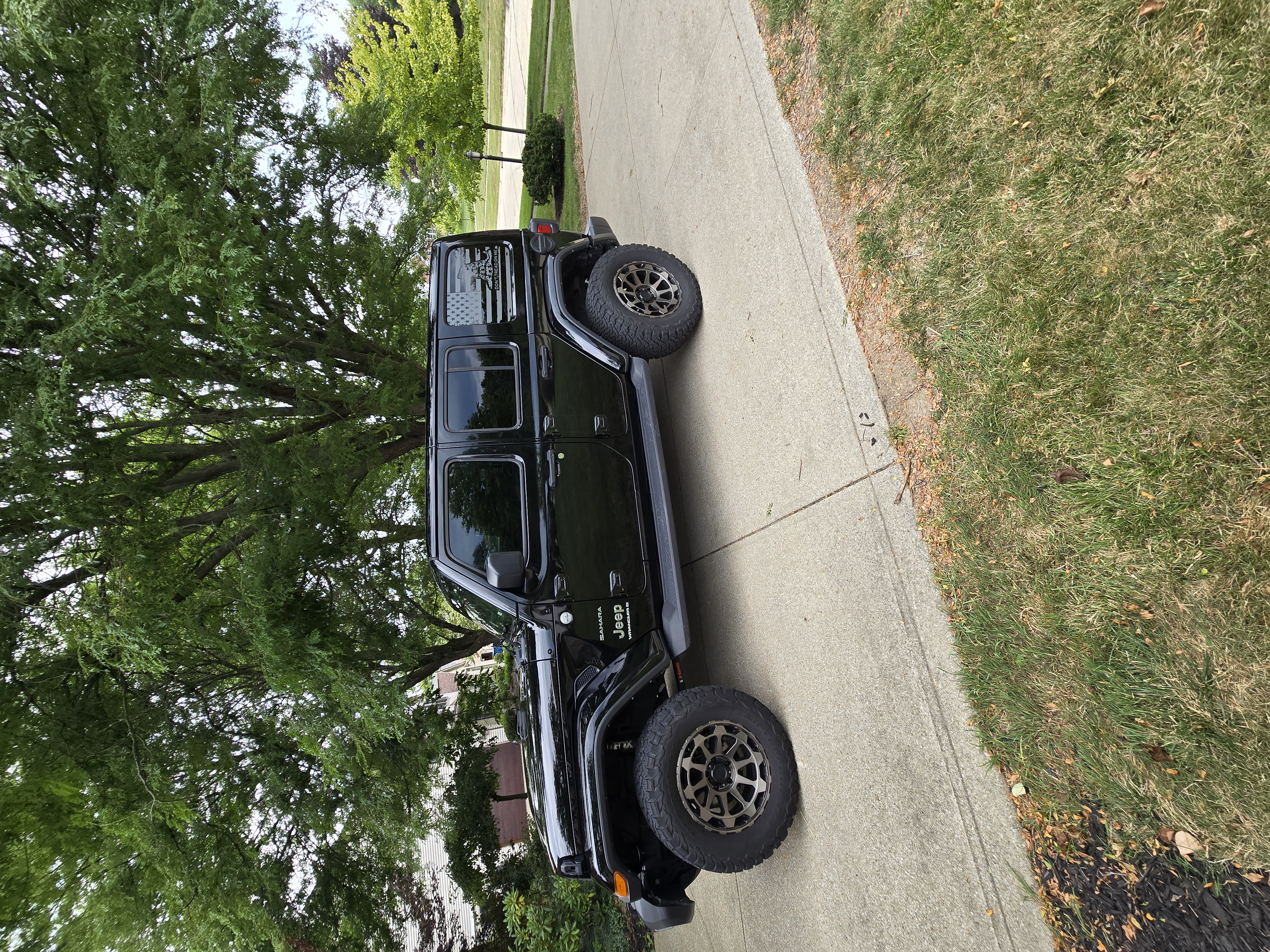 Used 2023 Jeep Wrangler Unlimited Sahara w/ Cold Weather Group AWD/4WD image 1