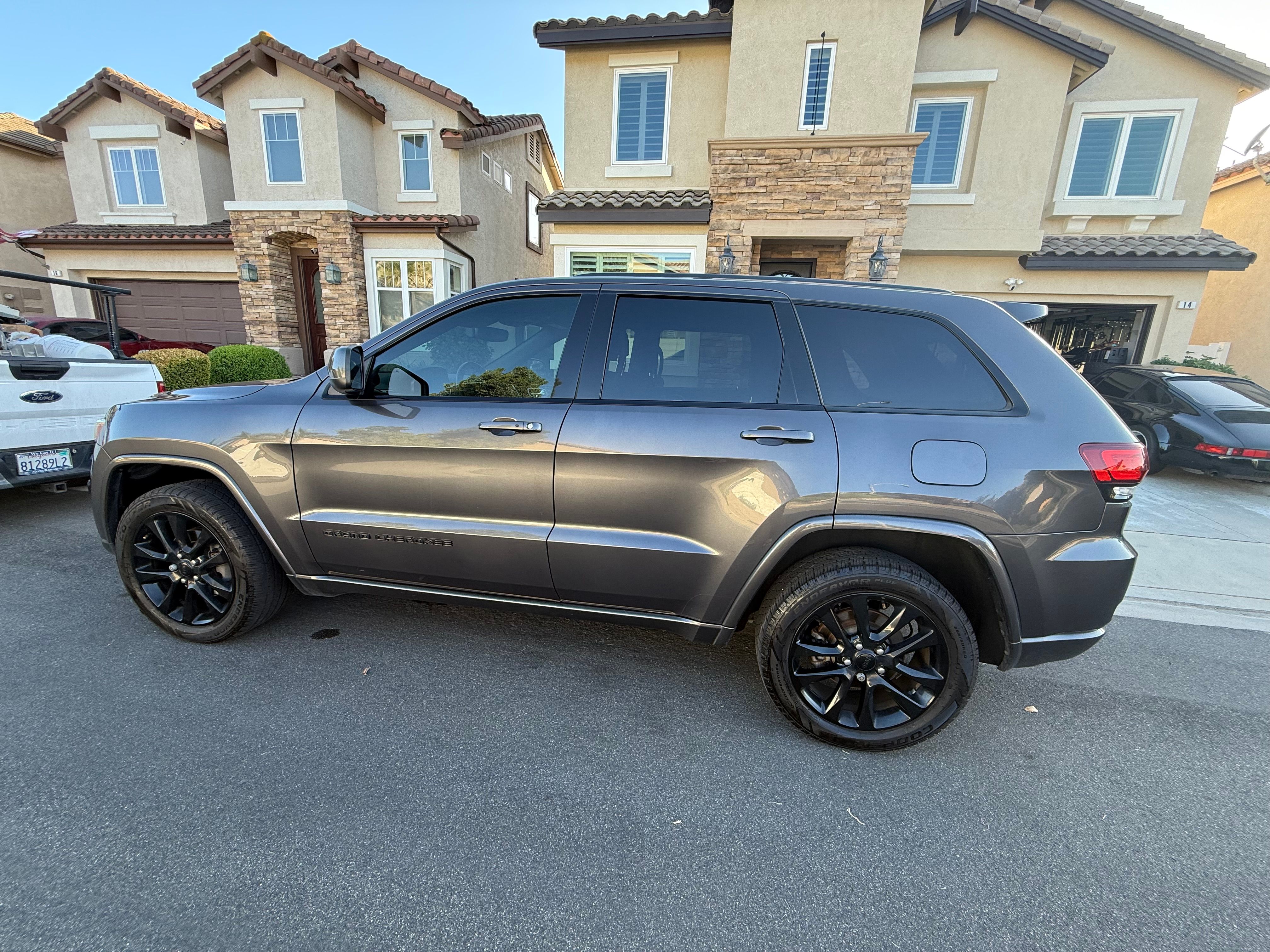 Used 2017 Jeep Grand Cherokee Laredo AWD/4WD image 1