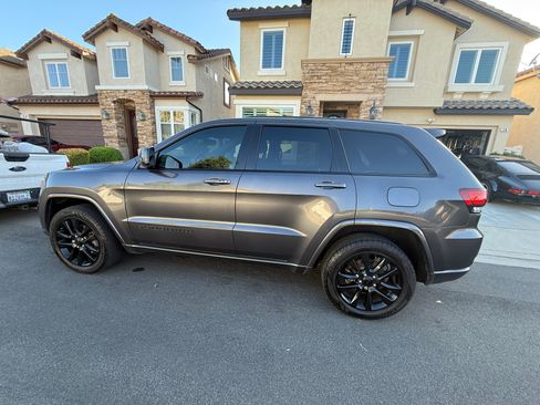 Used 2017 Jeep Grand Cherokee Laredo AWD/4WD image 1