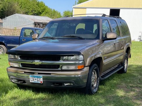Used 2000 Chevrolet Suburban LT w/ LT Preferred Equipment Group AWD/4WD image 2