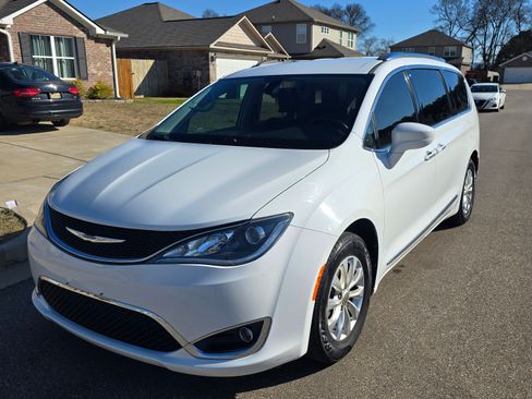 Used 2018 Chrysler Pacifica Touring-L image 1