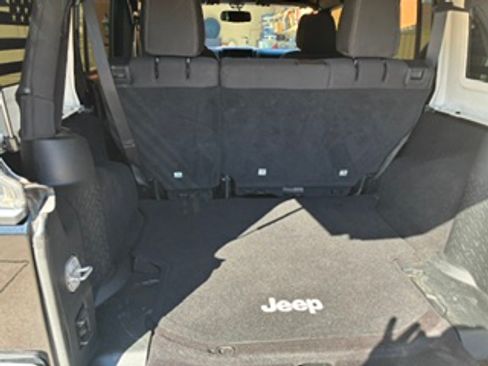Used 2017 Jeep Wrangler Unlimited Rubicon w/ Connectivity Group AWD/4WD image 9