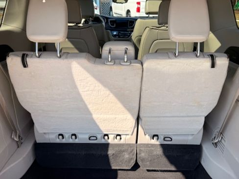 Used 2017 Chrysler Pacifica Limited w/ Advanced Safetytec Group image 21