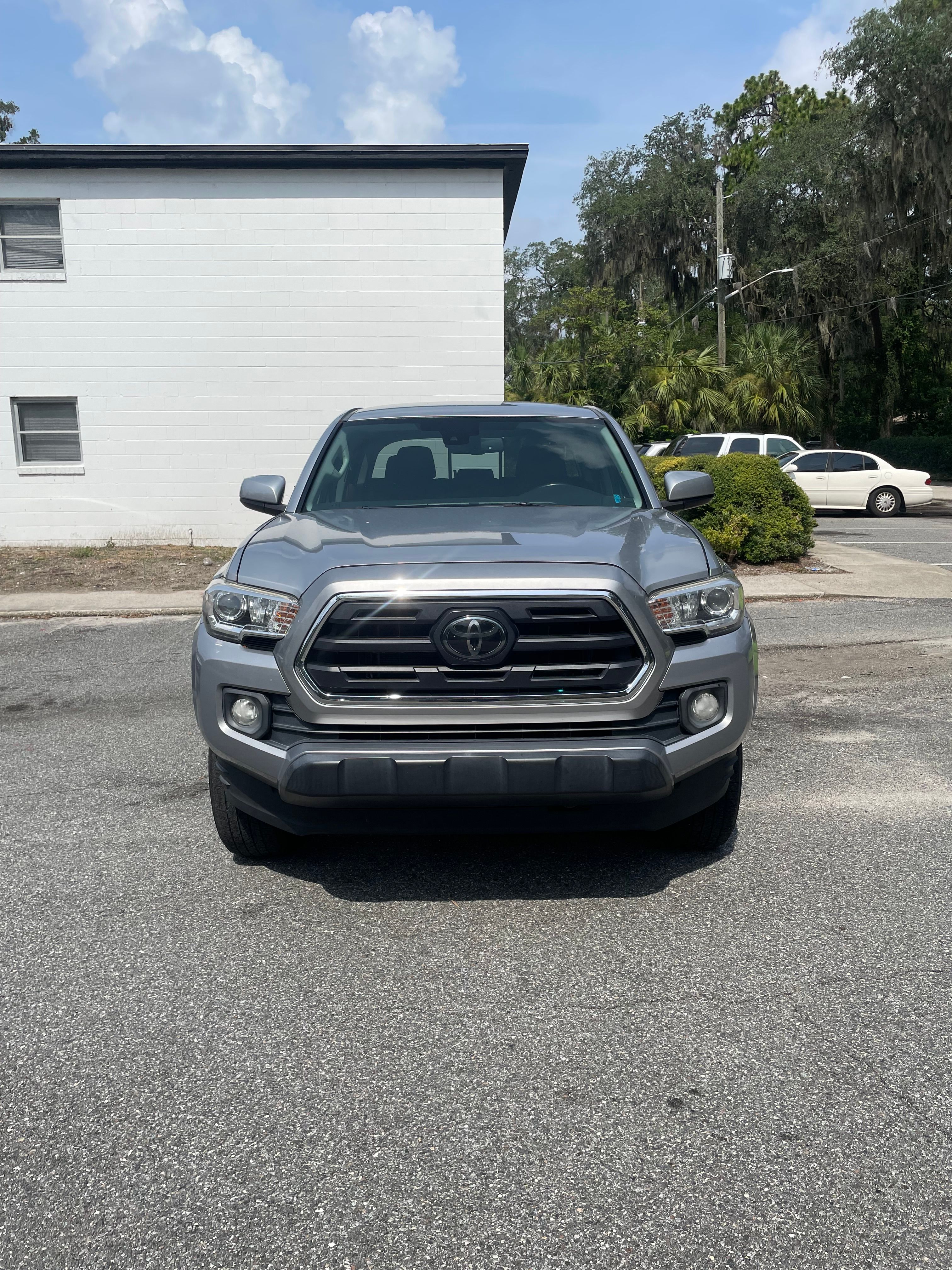 Used 2018 Toyota Tacoma SR5 RWD image 1