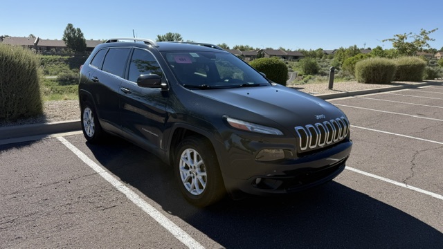 Used 2018 Jeep Cherokee Latitude Plus w/ Cold Weather Group AWD/4WD image 6