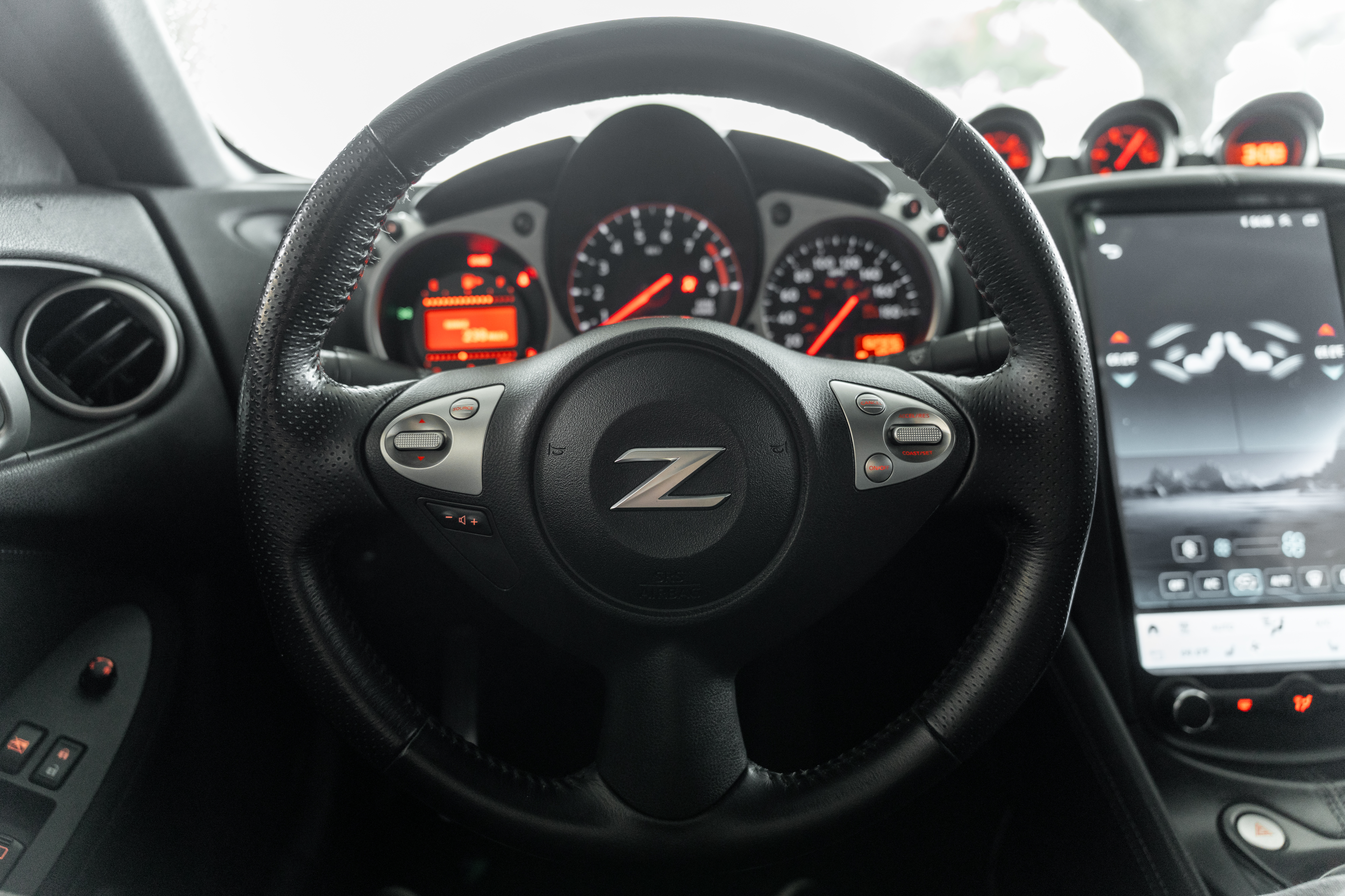 Used 2014 Nissan 370Z Coupe RWD image 24