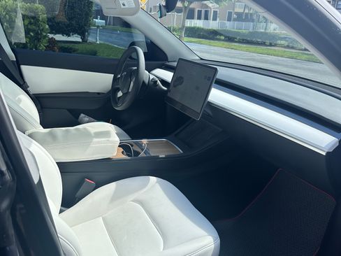 Used 2022 Tesla Model Y Performance image 5