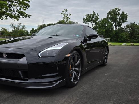 Used 2009 Nissan GT-R Premium AWD/4WD image 2