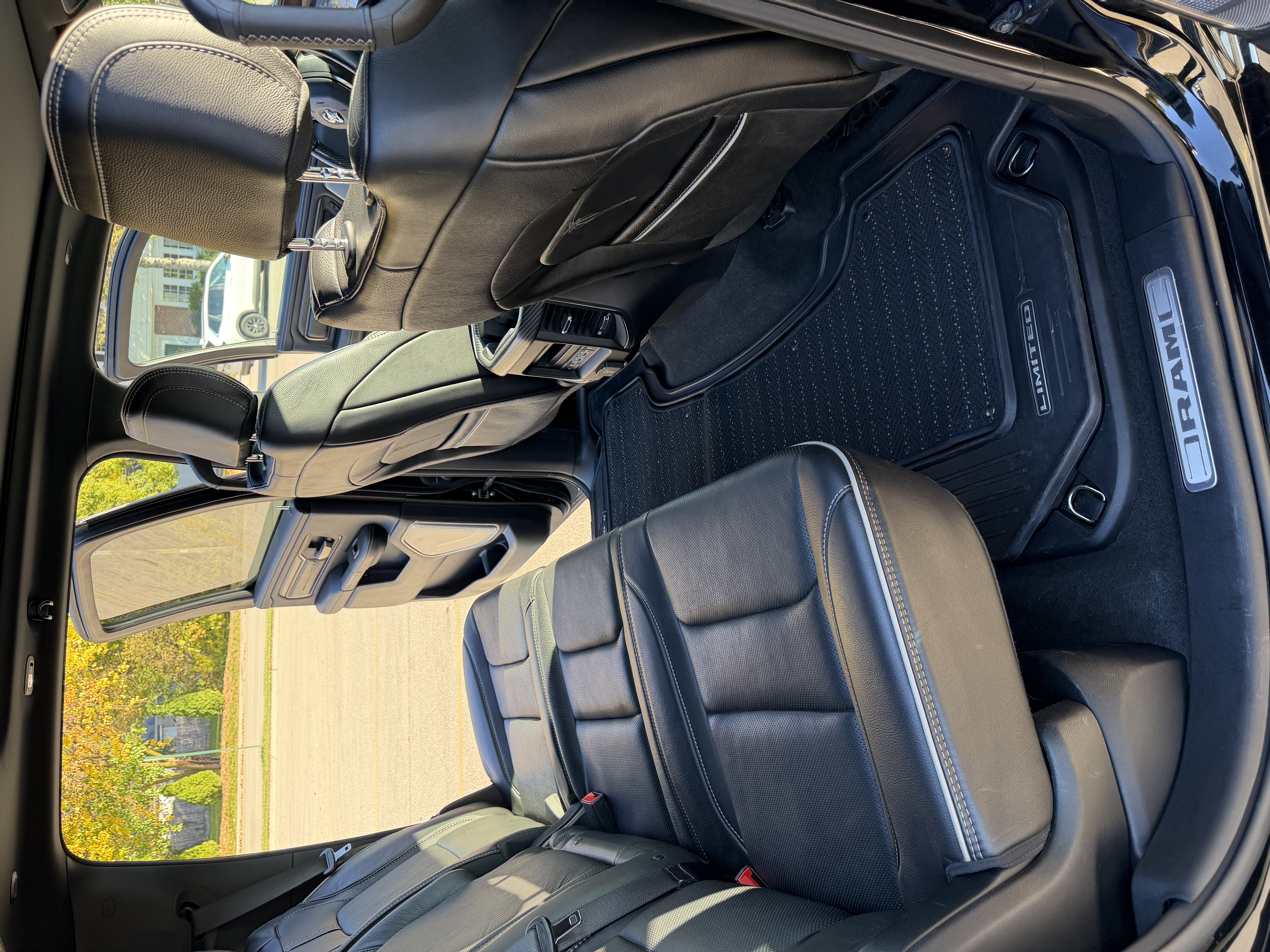 Used 2020 RAM 1500 Limited w/ Black Appearance Package AWD/4WD image 5