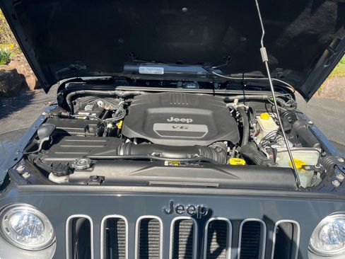 Used 2017 Jeep Wrangler Unlimited Sahara w/ Connectivity Group image 10