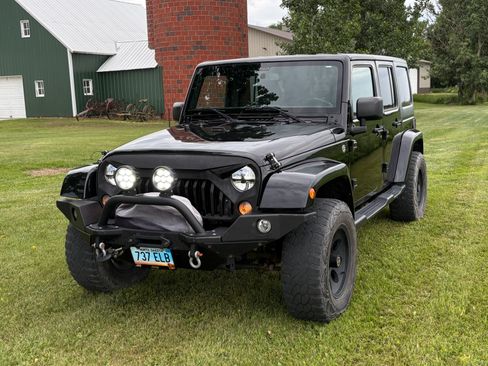 Used 2015 Jeep Wrangler Unlimited Sahara w/ Connectivity Group AWD/4WD image 1