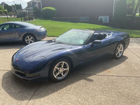 Used 2001 Chevrolet Corvette Convertible w/ Preferred Equipment Group1 RWD image 2
