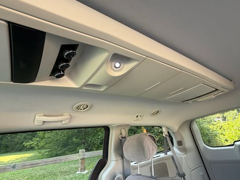 Used 2008 Chrysler Town & Country Touring w/ Entertainment Group #2 FWD image 16