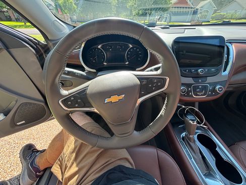 Used 2017 Chevrolet Malibu LT w/ Leather Package FWD image 16