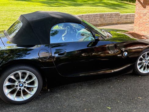 Used 2005 BMW Z4 2.5i RWD image 1