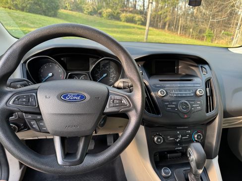 Used 2017 Ford Focus SE image 9