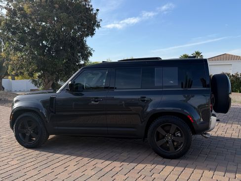 Used 2024 Land Rover Defender 110 SE image 5