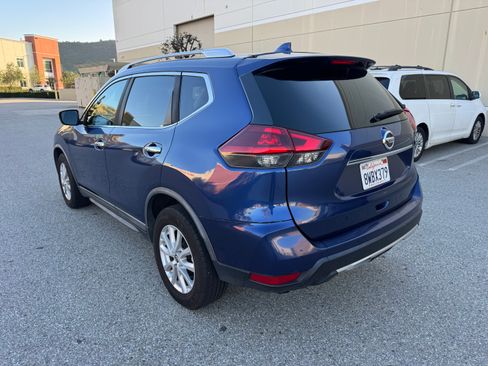 Used 2018 Nissan Rogue SV image 4