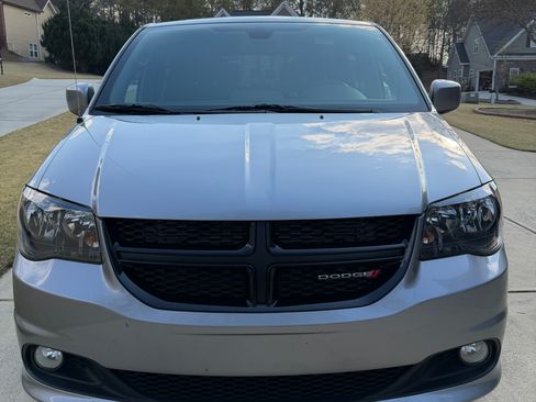 Used 2018 Dodge Grand Caravan SE FWD image 2