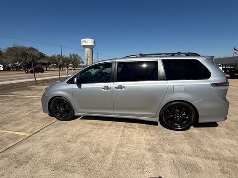 Used 2015 Toyota Sienna SE image 5