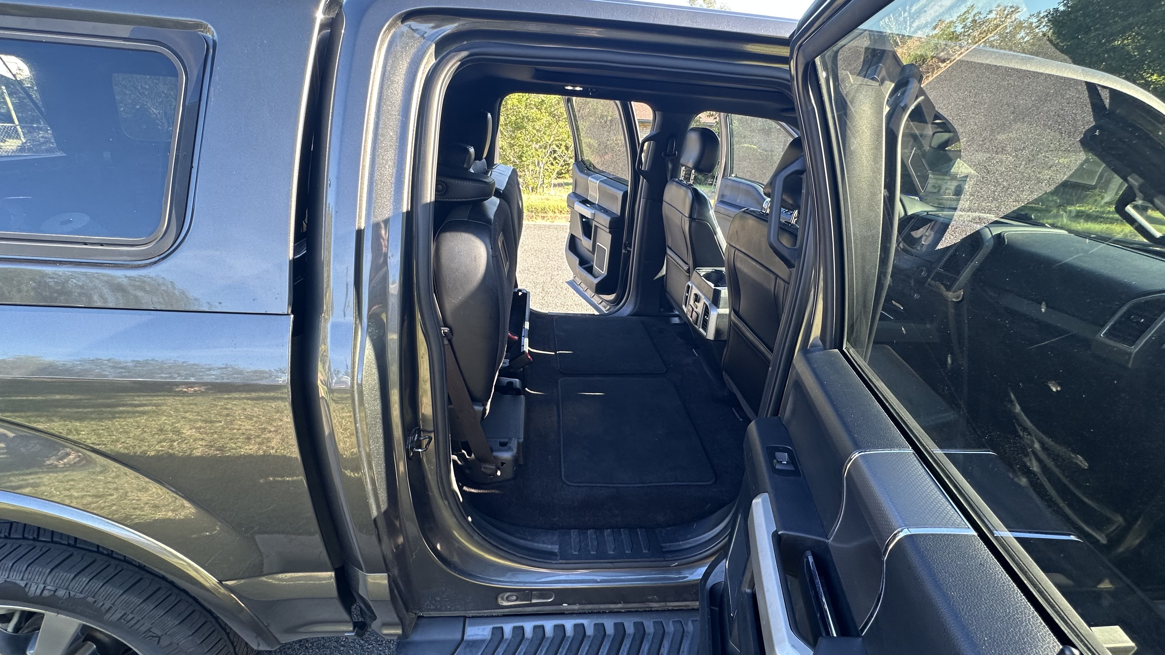 Used 2017 Ford F150 Lariat w/ Equipment Group 502A Luxury AWD/4WD image 14