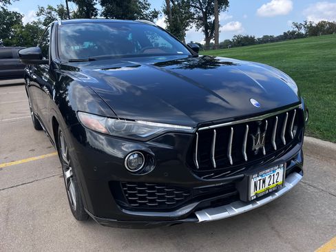 Used 2017 Maserati Levante S AWD/4WD image 2