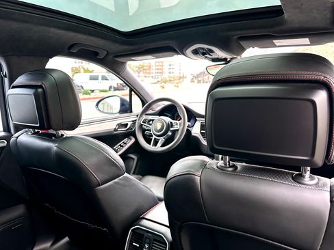 Used 2017 Porsche Macan Turbo image 25