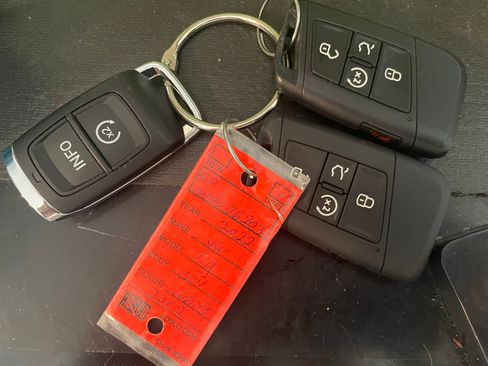 Used 2022 Volkswagen Tiguan SE AWD/4WD image 16
