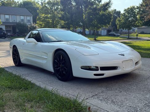 Used 2002 Chevrolet Corvette Coupe w/ Preferred Equipment Group2 RWD image 1