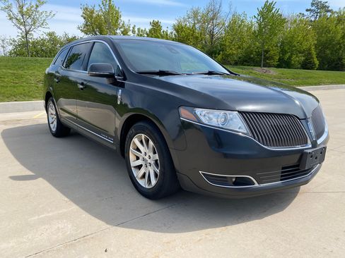 Used 2015 Lincoln MKT AWD image 5