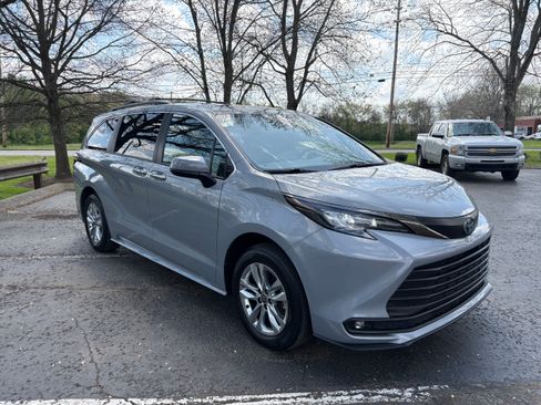 Used 2022 Toyota Sienna XLE Woodland Edition image 2